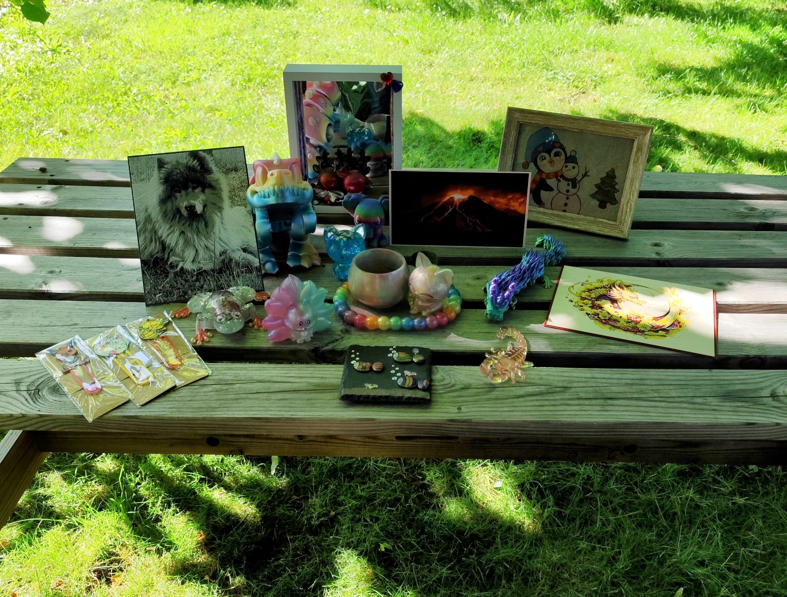 Créations de Lilie posées sur une table.